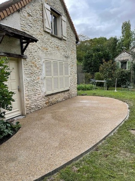 Salle lumineuse avec parquet en bois